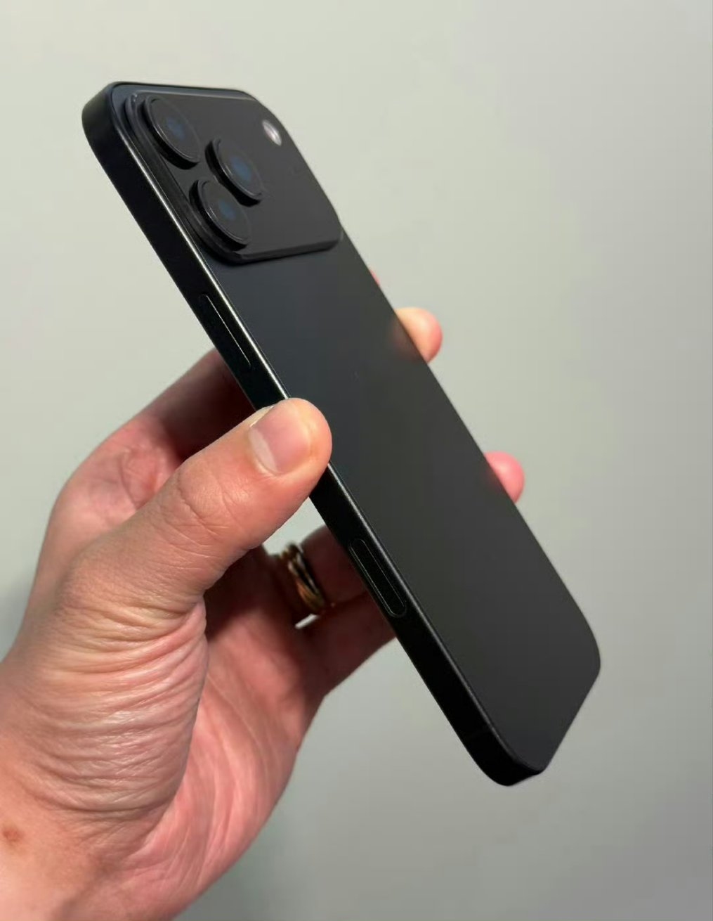 iphone-17-pronun-tasarimini-net-bir-sekilde-gosteren-yeni-fotograflar-paylasildi-1-DEFEPeP3 iPhone 17 Pro'nun Tasarımını Net Bir Şekilde Gösteren Yeni Fotoğraflar Paylaşıldı